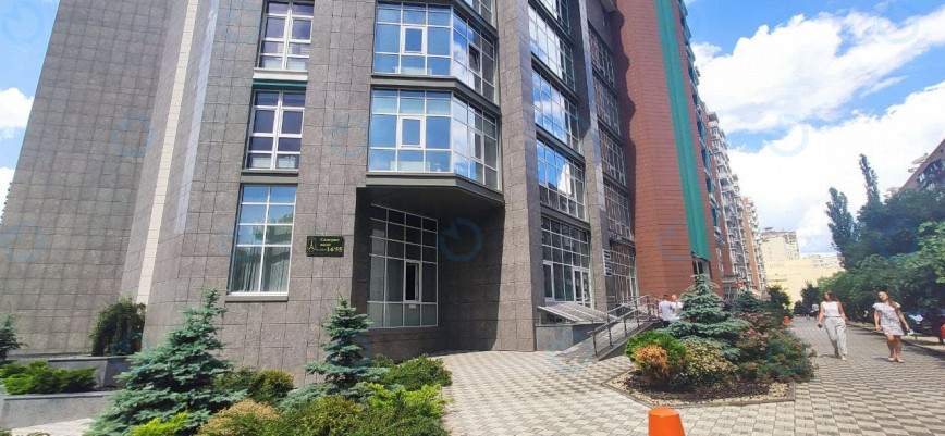 THE RESIDENT - фото 2